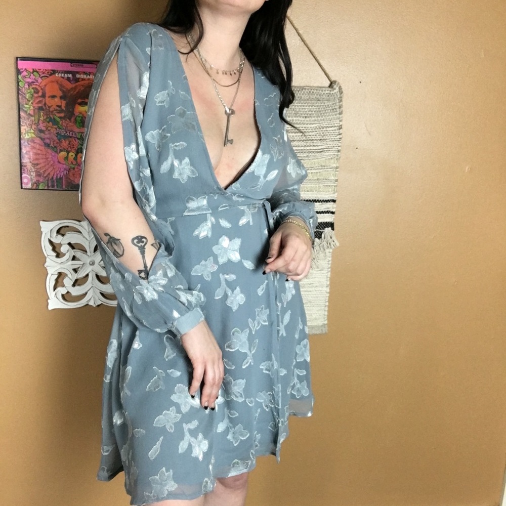 ASTR / Blue Floral Wrap Dress - Picture 5 of 7